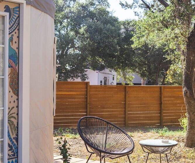 ホテル The Peacock Yurt At Camposanto Atx Glamping On Lake Travis