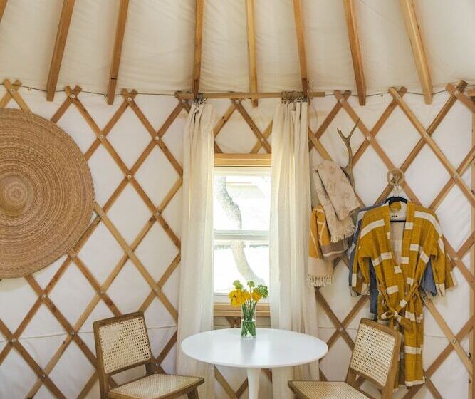 ホテル The Peacock Yurt At Camposanto Atx Glamping On Lake Travis