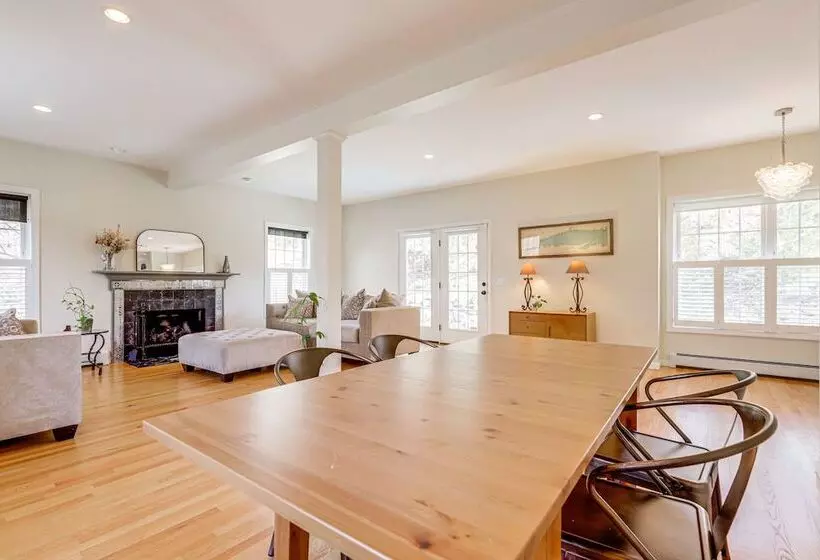 Mystic Retreat W/ Patio & Grill: Walk To River!