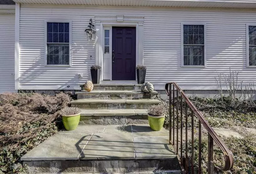 Mystic Retreat W/ Patio & Grill: Walk To River!