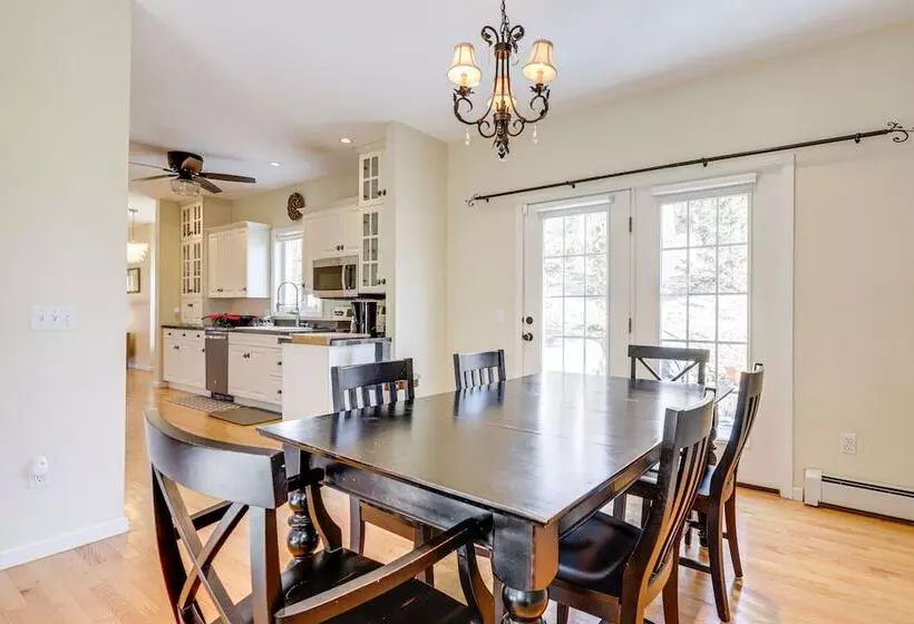 Mystic Retreat W/ Patio & Grill: Walk To River!