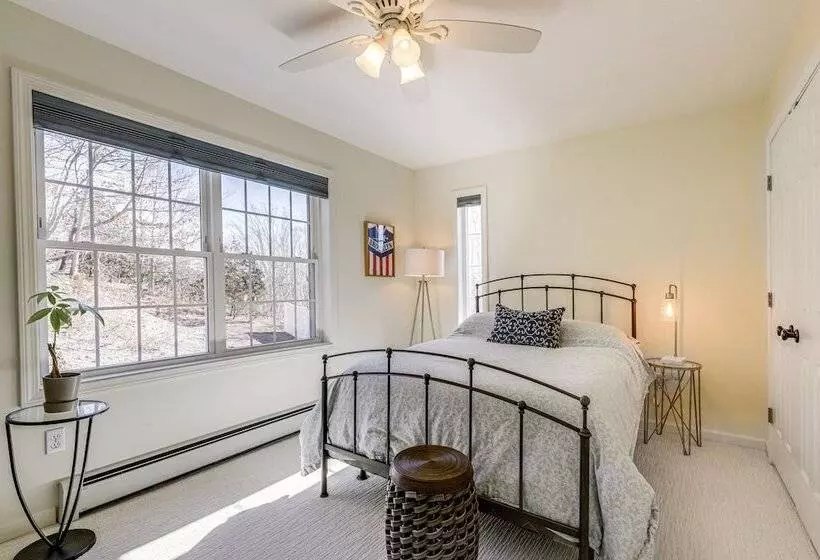 Mystic Retreat W/ Patio & Grill: Walk To River!