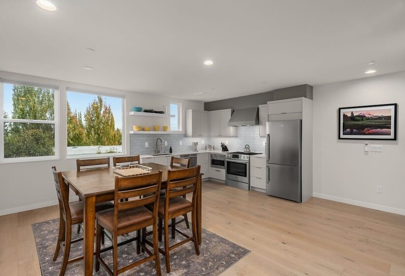 پانسیون Back To The Future Sweet Suites