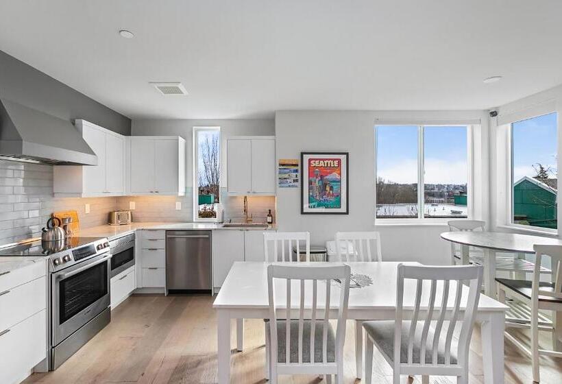 پانسیون Back To The Future Sweet Suites