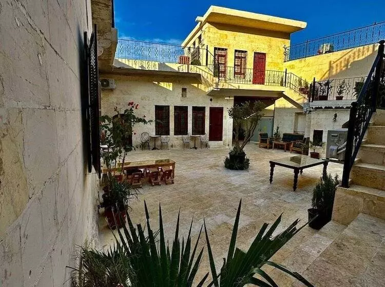 پانسیون Nomad Inn