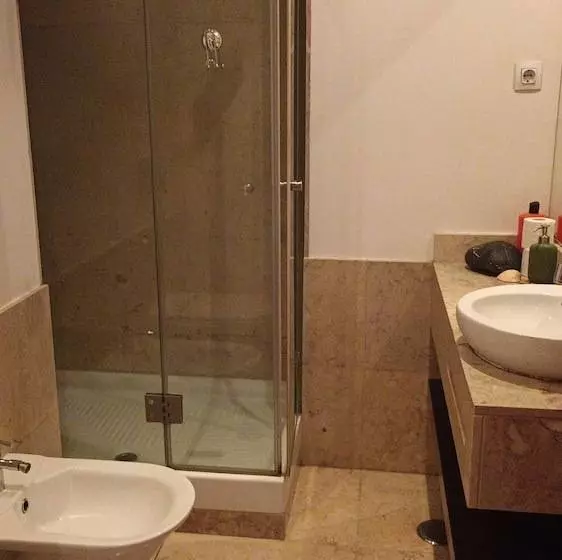 پانسیون Room In Apartment   Room In Lisboa, Portugal
