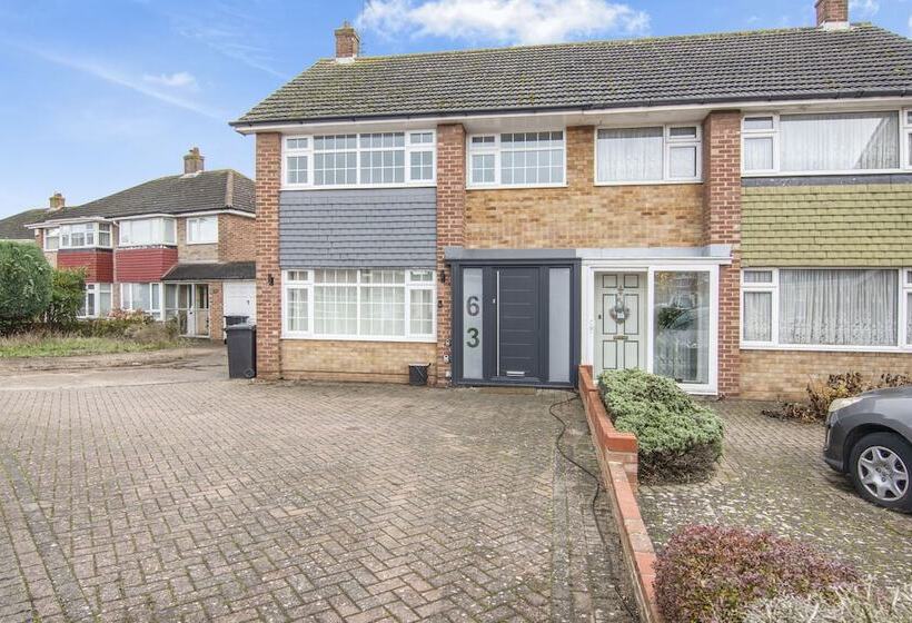 レジデンス Beautiful Gravesend 3 Beds By Jada Homes