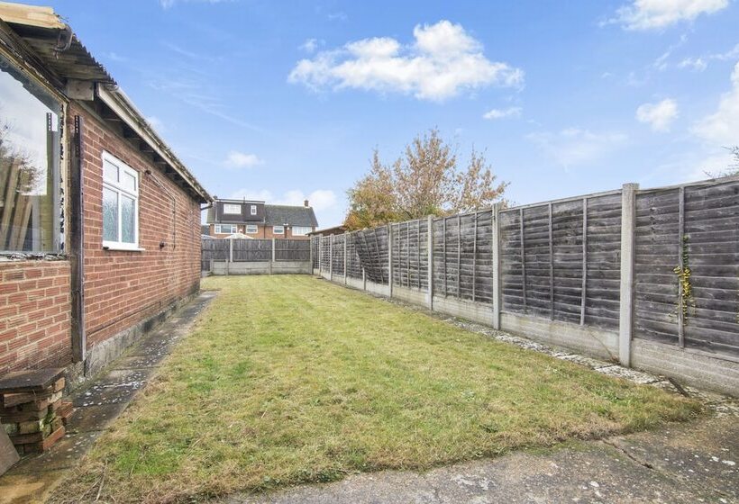 レジデンス Beautiful Gravesend 3 Beds By Jada Homes