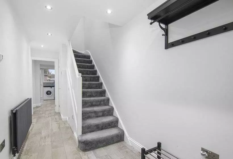 Residenssi Beautiful Gravesend 3 Beds By Jada Homes