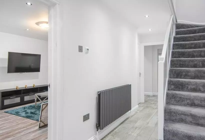 Residenssi Beautiful Gravesend 3 Beds By Jada Homes