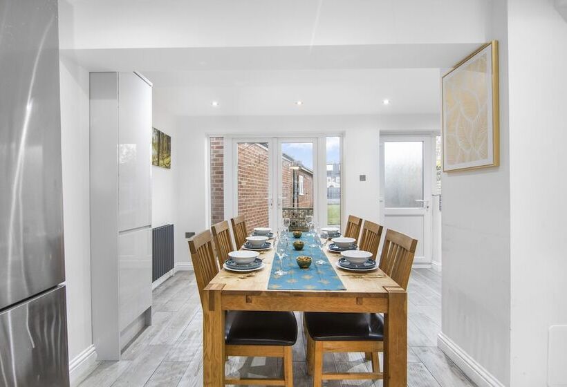 レジデンス Beautiful Gravesend 3 Beds By Jada Homes