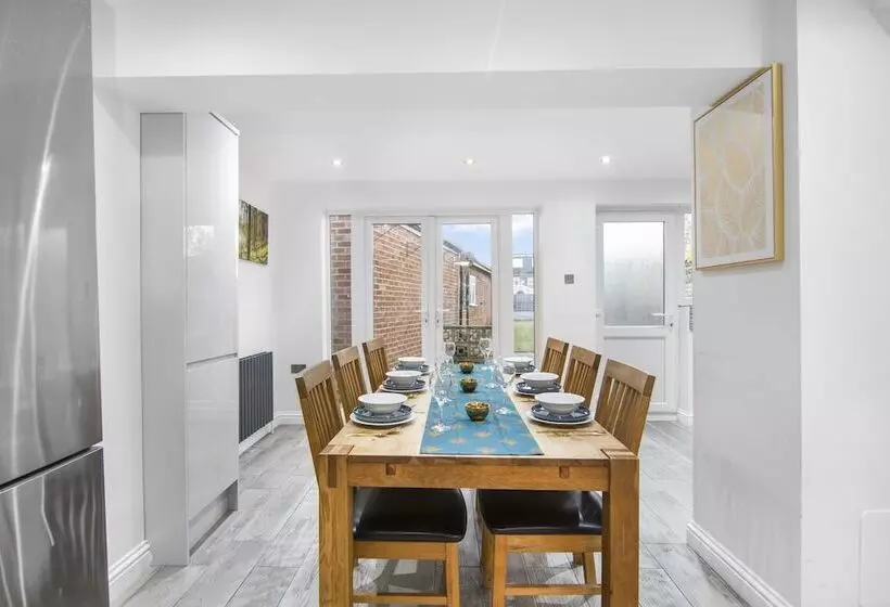 Residenssi Beautiful Gravesend 3 Beds By Jada Homes