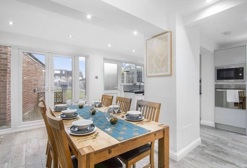 レジデンス Beautiful Gravesend 3 Beds By Jada Homes