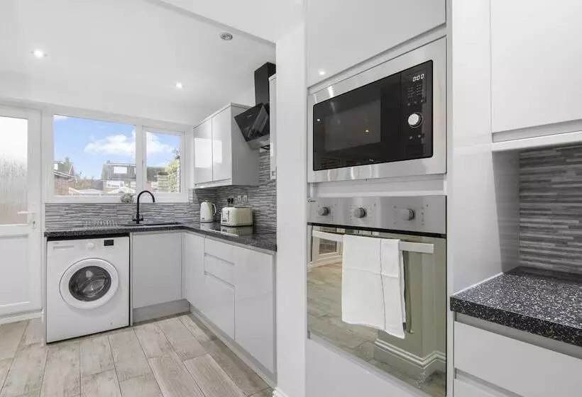 Residenssi Beautiful Gravesend 3 Beds By Jada Homes