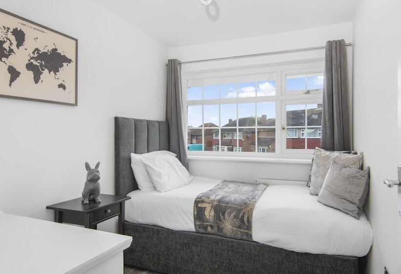 レジデンス Beautiful Gravesend 3 Beds By Jada Homes