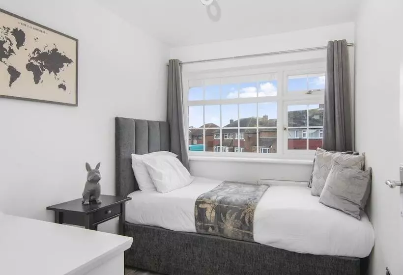 Residenssi Beautiful Gravesend 3 Beds By Jada Homes