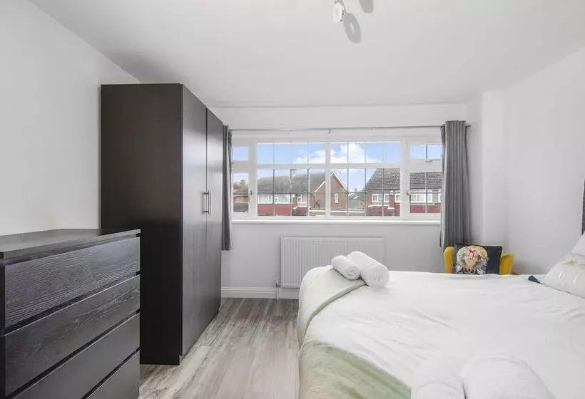 Residenssi Beautiful Gravesend 3 Beds By Jada Homes