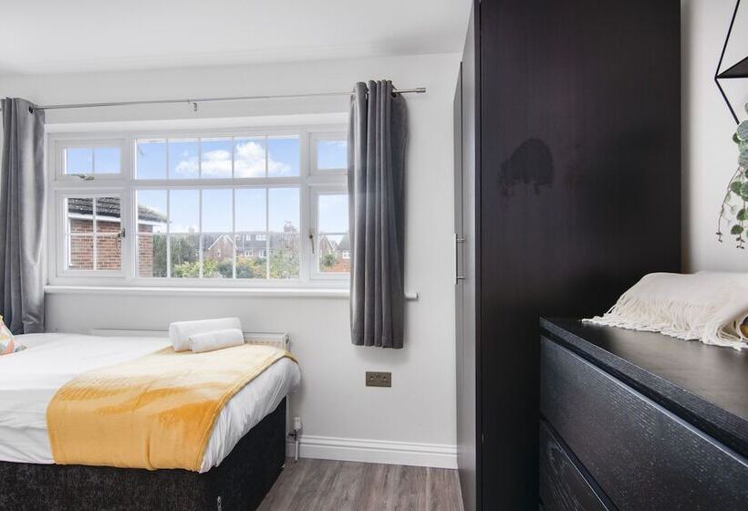 レジデンス Beautiful Gravesend 3 Beds By Jada Homes