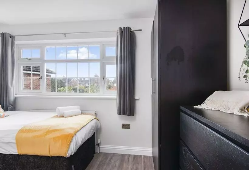 Residenssi Beautiful Gravesend 3 Beds By Jada Homes