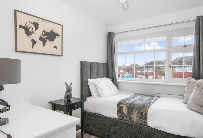 レジデンス Beautiful Gravesend 3 Beds By Jada Homes