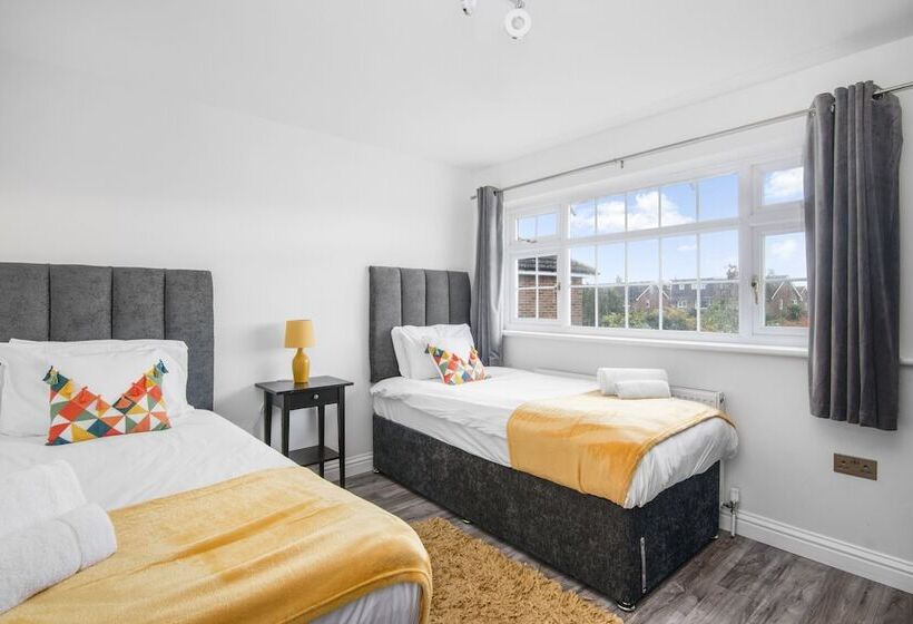 レジデンス Beautiful Gravesend 3 Beds By Jada Homes