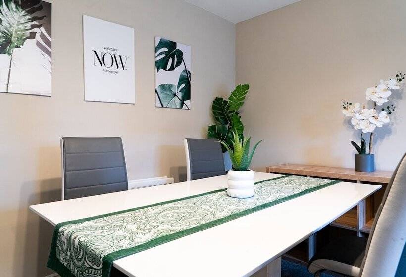 اقامتگاه Lovely 4 Bed House In Huntingdon