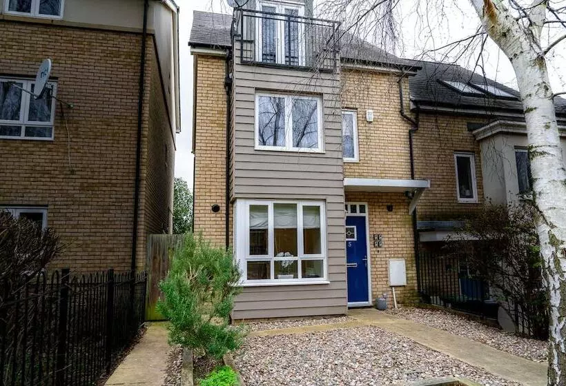 Residenssi Lovely 4 Bed House In Huntingdon