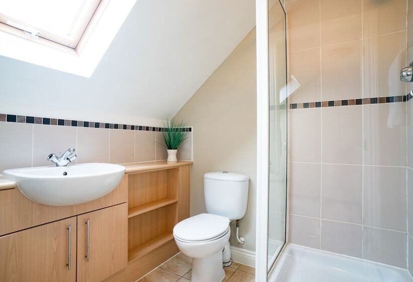 اقامتگاه Lovely 4 Bed House In Huntingdon