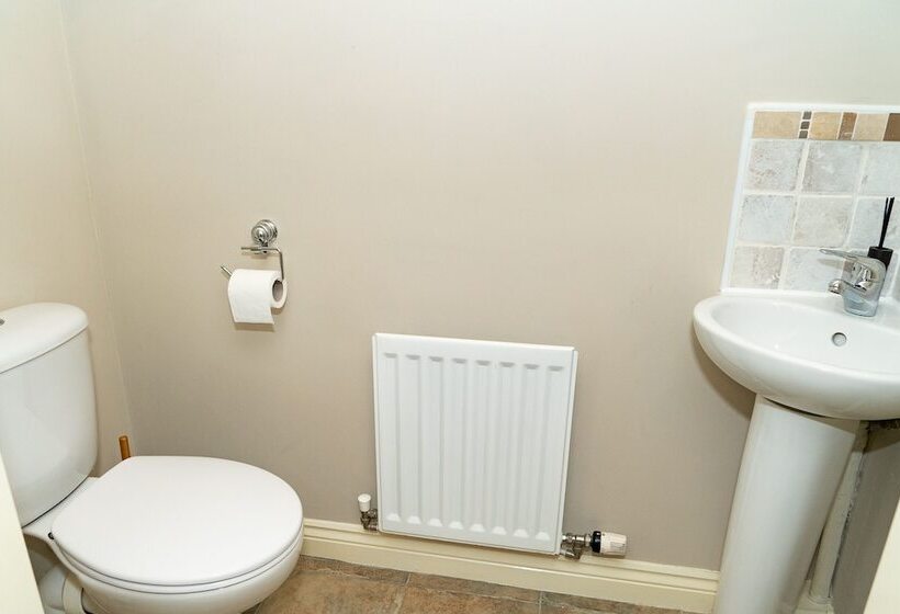 اقامتگاه Lovely 4 Bed House In Huntingdon