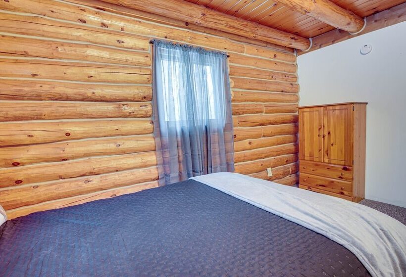 Rhinelander Waterfront Cabin W/ Deck & Fire Pit!