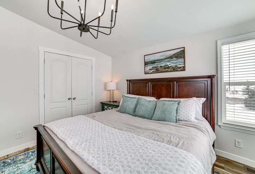 St Anthony Home W/ Horse Barn On 33 Acres!