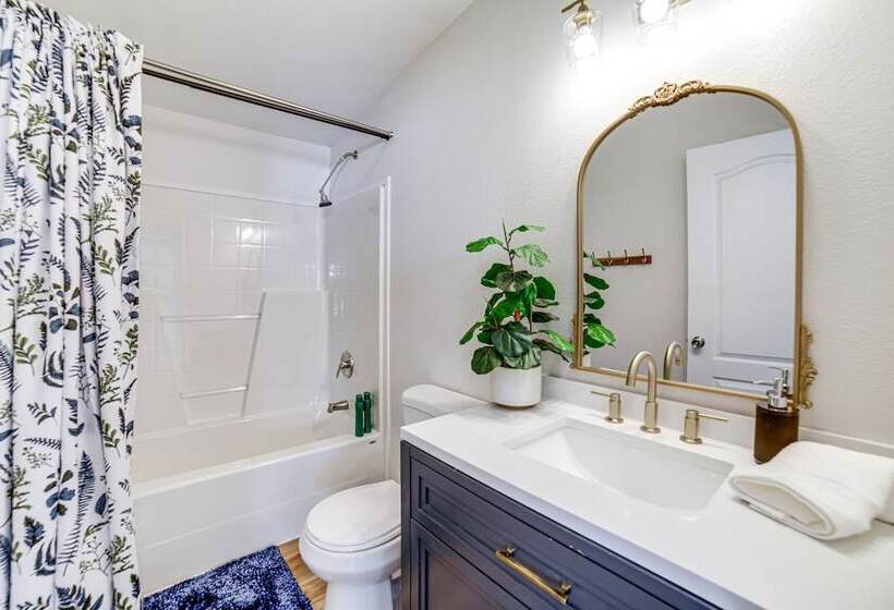 St Anthony Home W/ Horse Barn On 33 Acres!