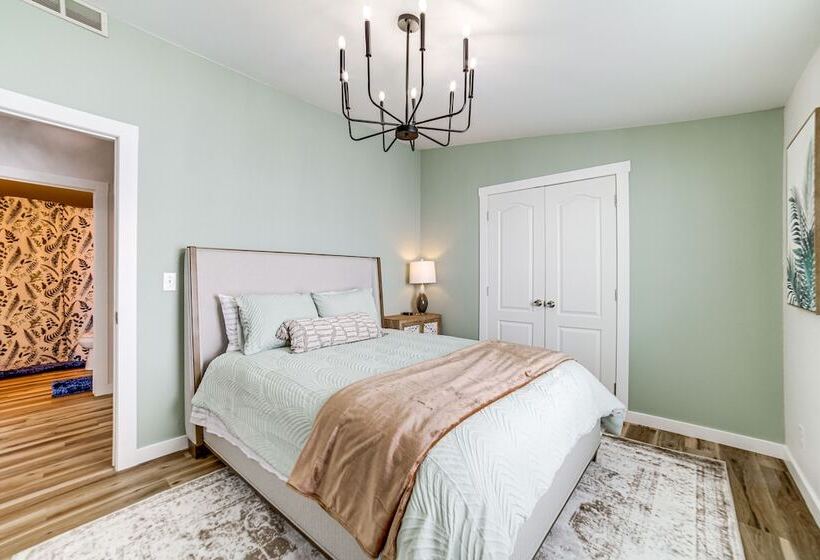 St Anthony Home W/ Horse Barn On 33 Acres!