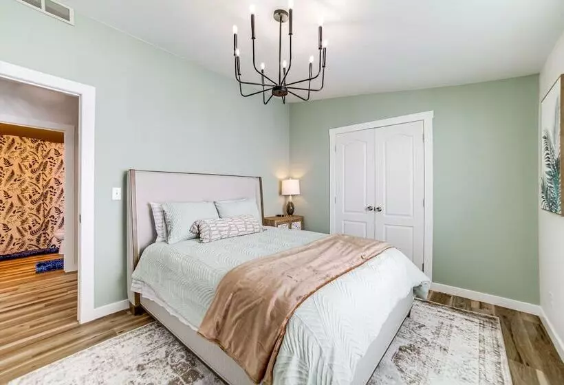 St Anthony Home W/ Horse Barn On 33 Acres!