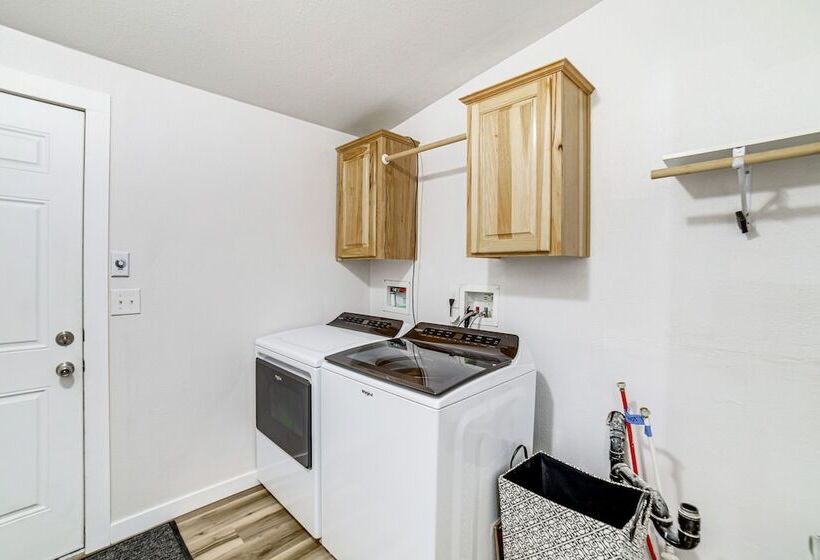 St Anthony Home W/ Horse Barn On 33 Acres!