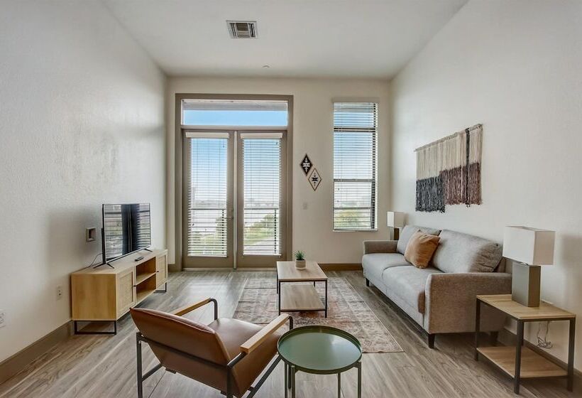 Two Modern Cozysuites At Town Lake