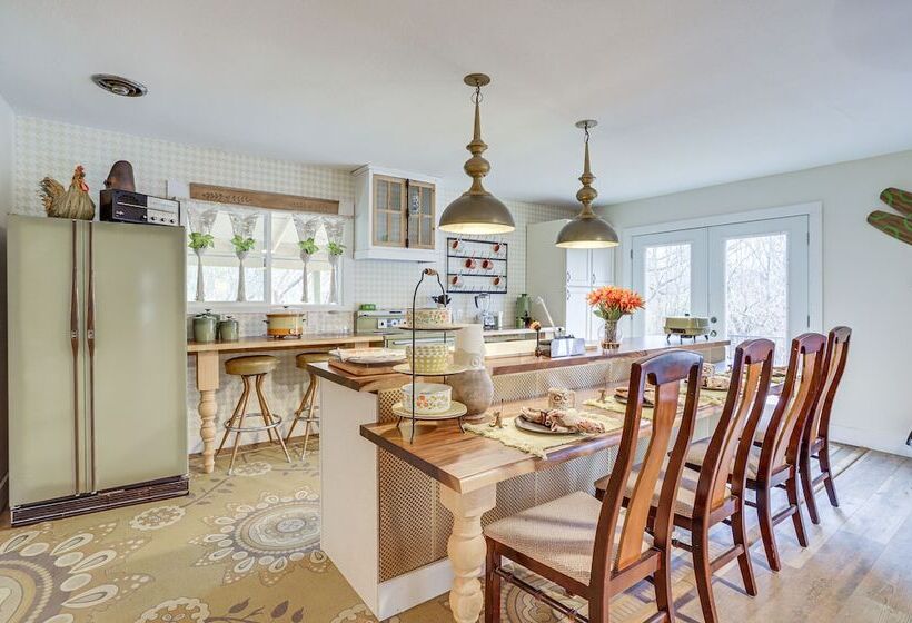 6 Mi To Lake Michigan: Coloma Farmhouse