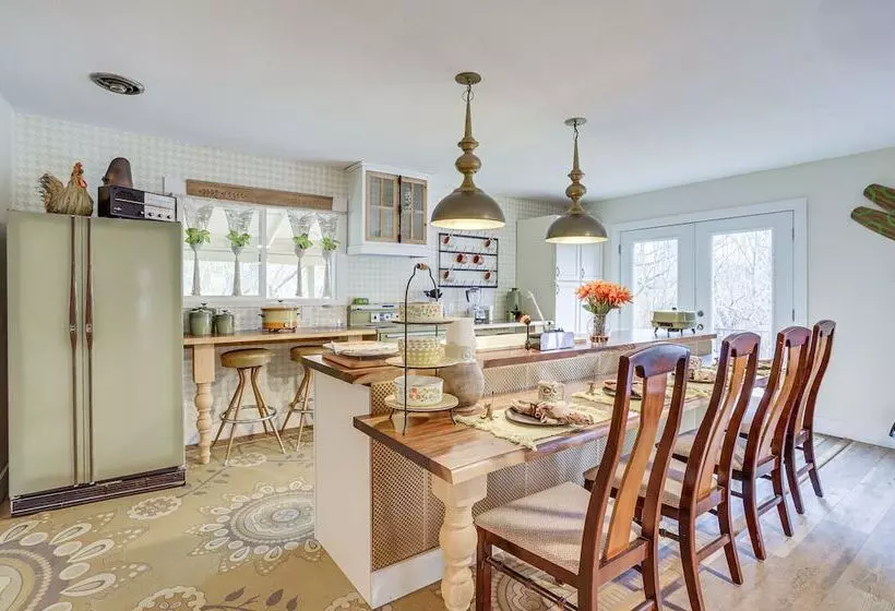 6 Mi To Lake Michigan: Coloma Farmhouse