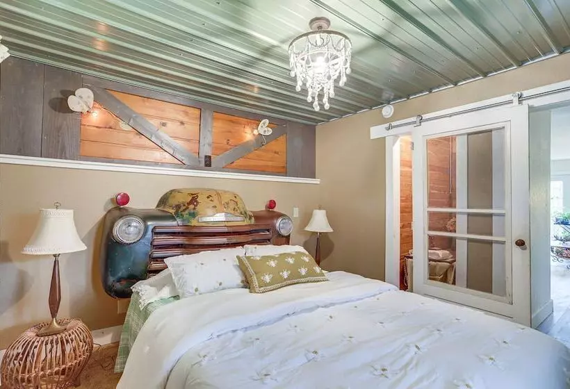 6 Mi To Lake Michigan: Coloma Farmhouse