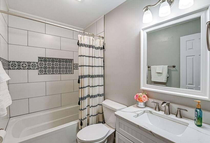 Family Friendly Home W/ Yard: 27 Mi To Nashville!