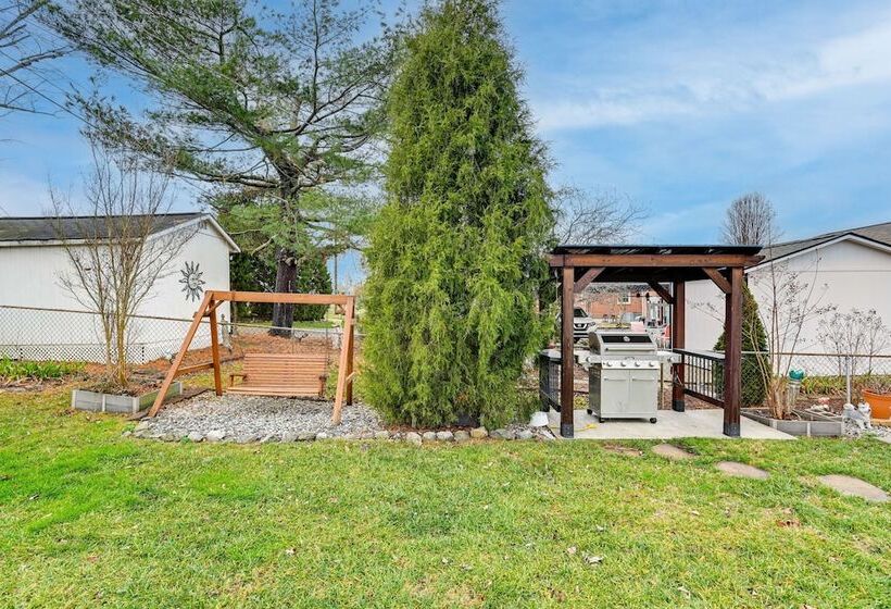 Family Friendly Home W/ Yard: 27 Mi To Nashville!