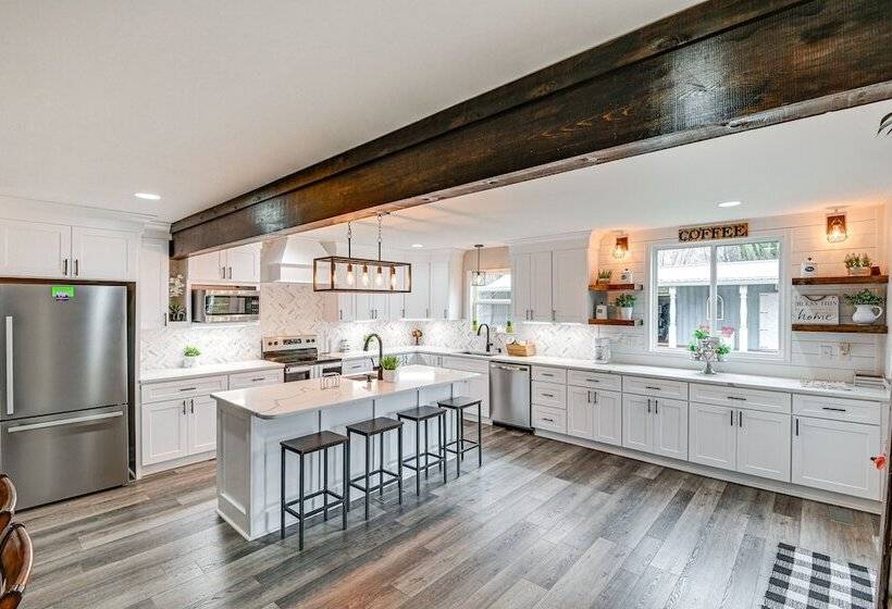 Family Friendly Home W/ Yard: 27 Mi To Nashville!