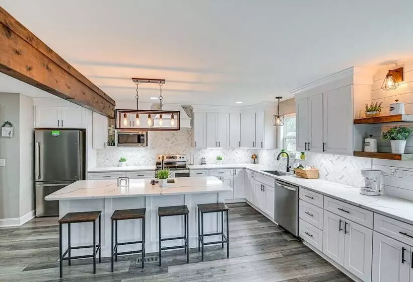 Family Friendly Home W/ Yard: 27 Mi To Nashville!