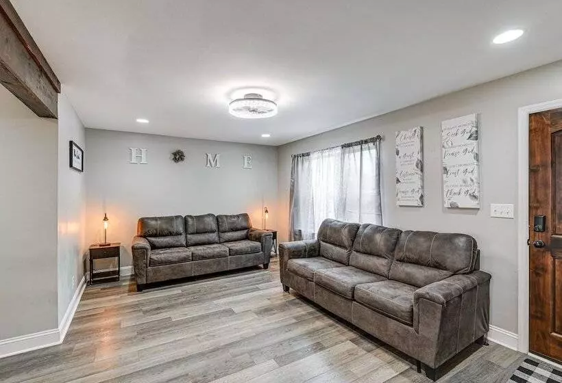 Family Friendly Home W/ Yard: 27 Mi To Nashville!