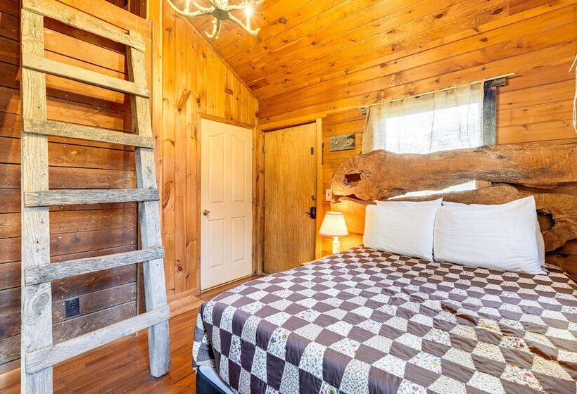 Historic Jonesborough Cabin W/ Fire Pit & Grill!