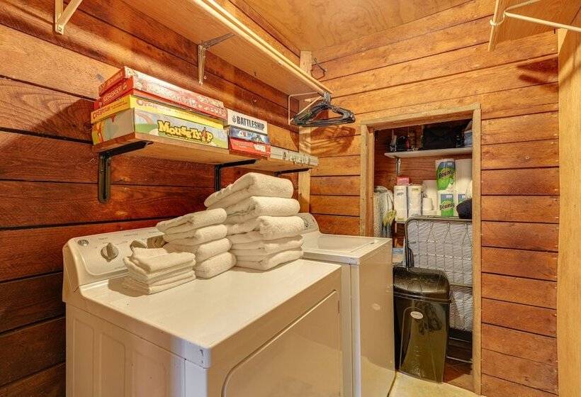 Historic Jonesborough Cabin W/ Fire Pit & Grill!