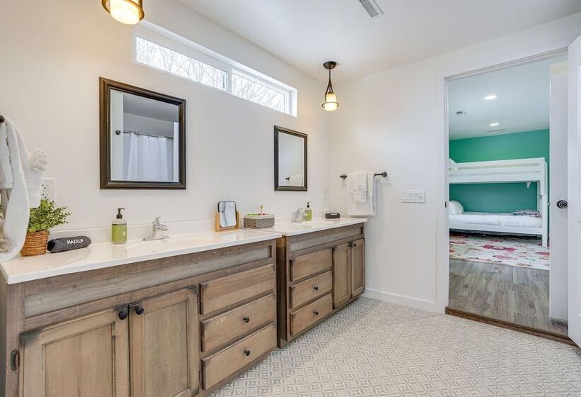 Cozy Family Retreat W/ Fireplace, Near Wineries!