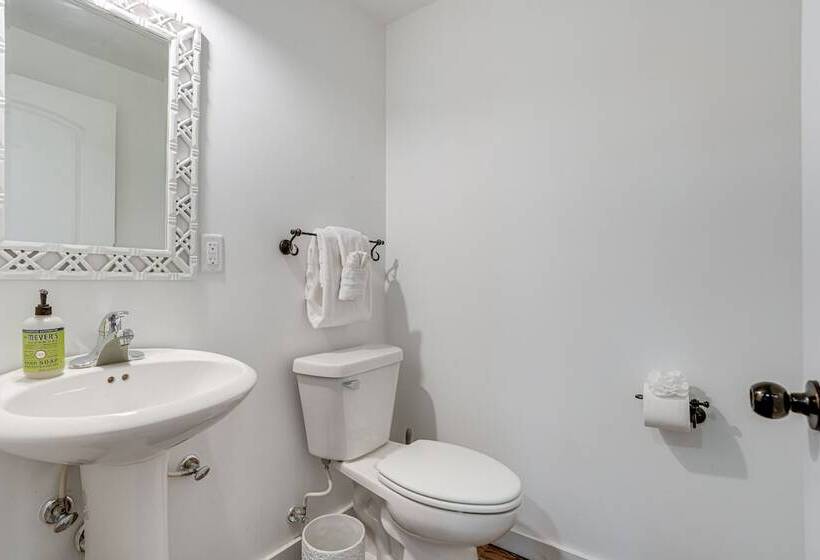 Cozy Family Retreat W/ Fireplace, Near Wineries!