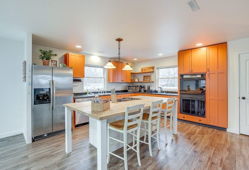 Cozy Family Retreat W/ Fireplace, Near Wineries!