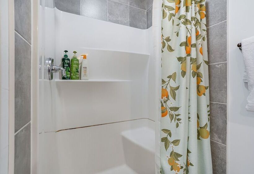 Cozy Family Retreat W/ Fireplace, Near Wineries!